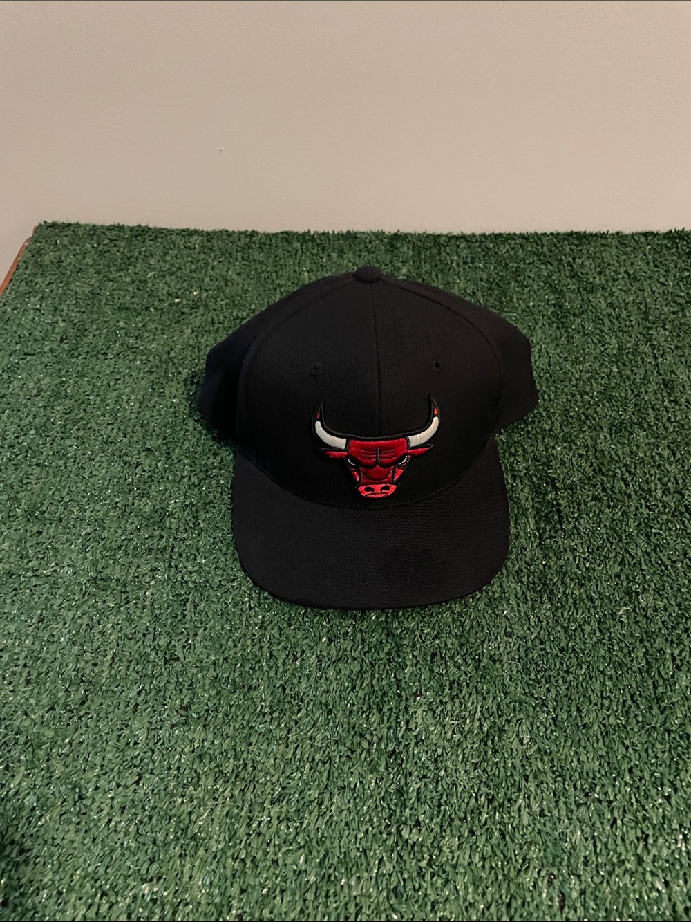 Men’s Chicago Bulls 
Mitchell & Ness Black Downtime Redline 
SnapBack Hat